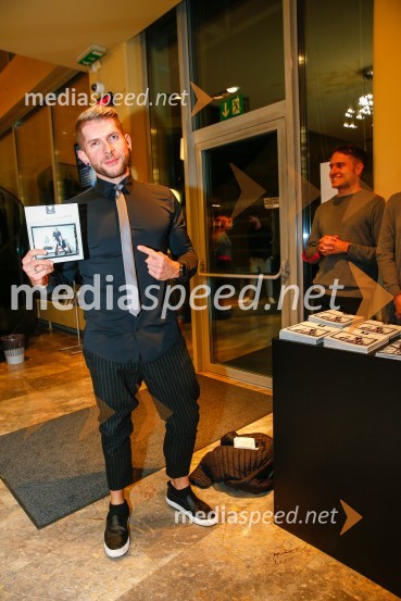  Klemen Bunderla, radijski voditelj, radio AktualBog masakra, premiera črne komedije