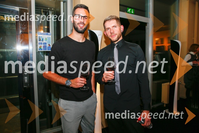  Luka Švigelj, snemalec in fotograf;  Klemen Bunderla, radijski voditelj, radio AktualBog masakra, premiera črne komedije