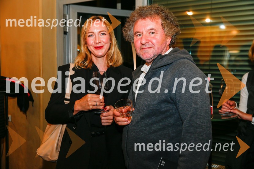  Saša Godejša, vizažistka;  ... Bog masakra, premiera črne komedije