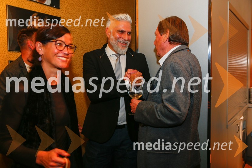  Simona  Belle, služba za stike z javnostmi MGL;  Sebastian Cavazza, dramski in filmski igralec;  ... Bog masakra, premiera črne komedije