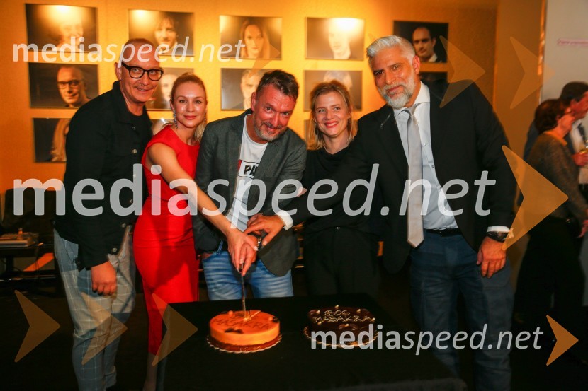  Uroš Smolej, igralec;  Iva Krajnc Bagola, igralka;  Diego de Brea, režiser;  Jana Zupančič, igralka;  Sebastian Cavazza, dramski in filmski igralecBog masakra, premiera črne komedije