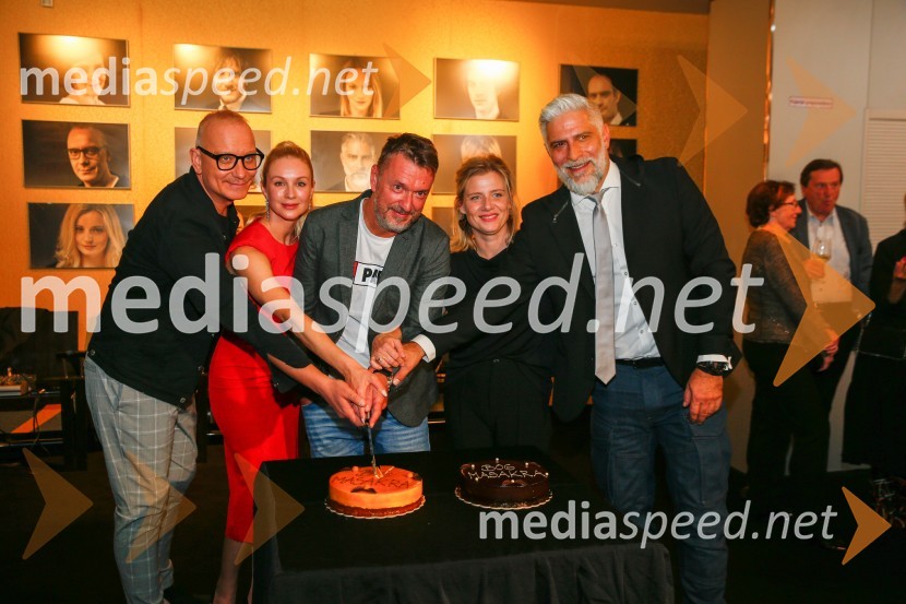  Uroš Smolej, igralec;  Iva Krajnc Bagola, igralka;  Diego de Brea, režiser;  Jana Zupančič, igralka;  Sebastian Cavazza, dramski in filmski igralecBog masakra, premiera črne komedije