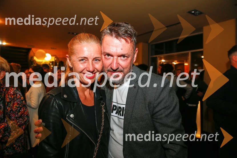  Darja Štravs Tisu, radijska voditeljica, glasbenica in fotografinja;  Diego de Brea, režiserBog masakra, premiera črne komedije