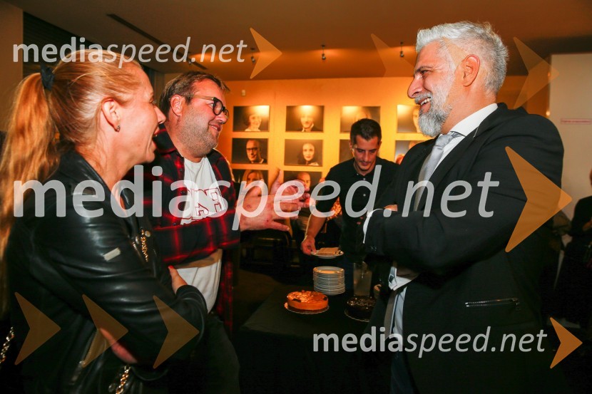  Darja Štravs Tisu, radijska voditeljica, glasbenica in fotografinja;  ... ;  Sebastian Cavazza, dramski in filmski igralecBog masakra, premiera črne komedije