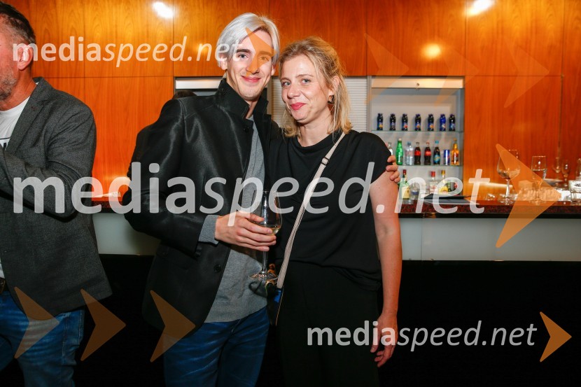  ... ;  Jana Zupančič, igralkaBog masakra, premiera črne komedije