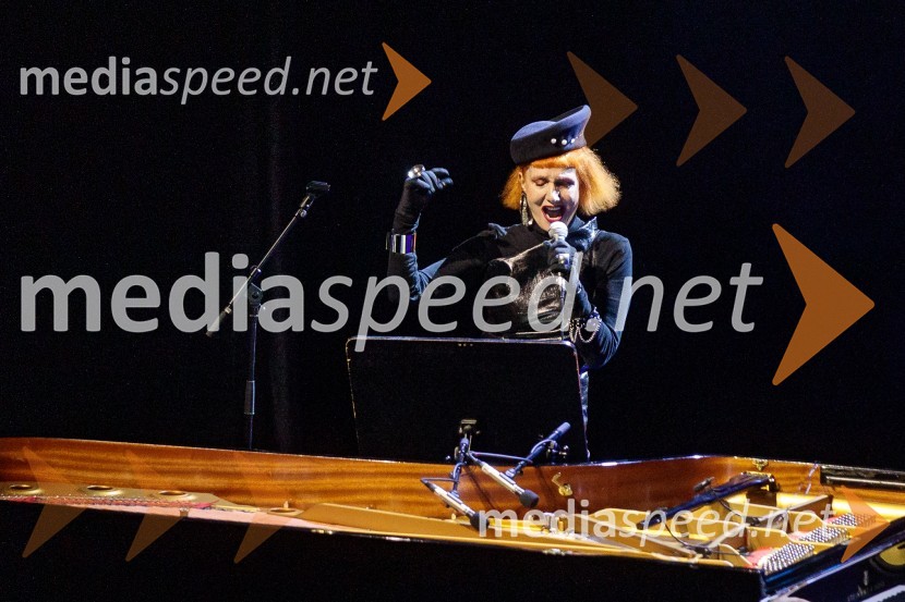  Josipa Lisac, pevkaKoncert Josipe Lisac v Cankarjevem domu