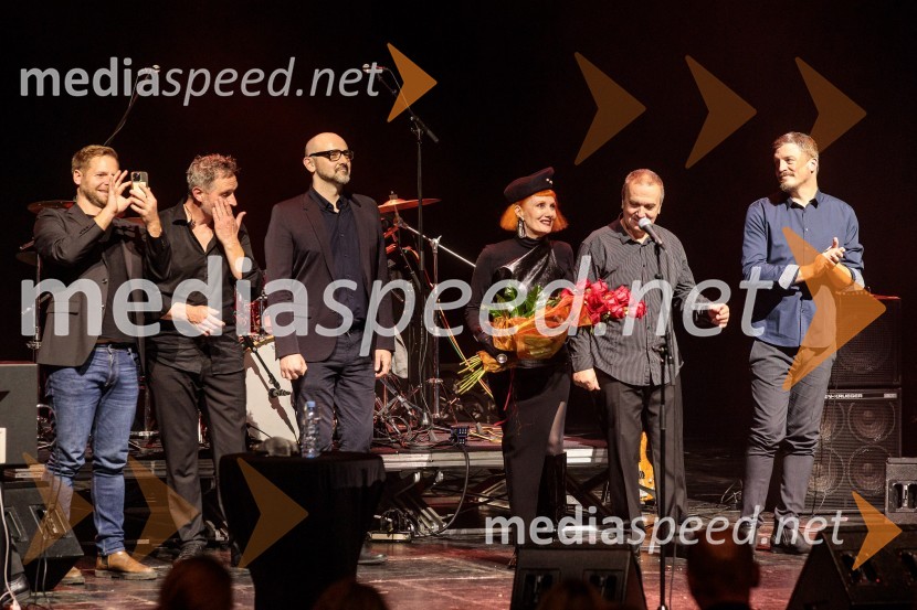  Zvjezdan  Ružić, pianist in skladatelj;  Borna  Šercar, bobnar;  Elvis  Penava , kitarist;  Josipa Lisac, pevka;  ... ;  ... Koncert Josipe Lisac v Cankarjevem domu