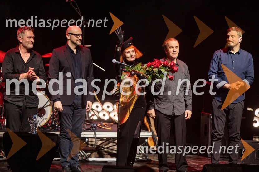  Borna  Šercar, bobnar;  Elvis  Penava , kitarist;  Josipa Lisac, pevka;  ... ;  ... Koncert Josipe Lisac v Cankarjevem domu