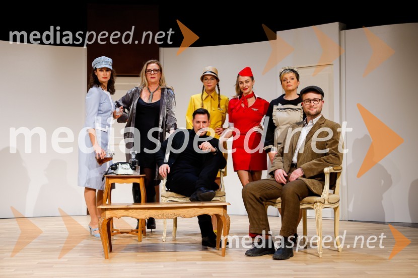  Inti Šraj, igralka;  Urša Alič, direktorica, Špas teater;  Jan Bučar, igralec;  Lea Cok, igralka;  Gorka Berden, igralka;  Vesna  Slapar, igralka;  Gregor Podričnik, igralecJubilejnih 25 let Špas teatra obeležili s premiero komedije Boeing Boeing