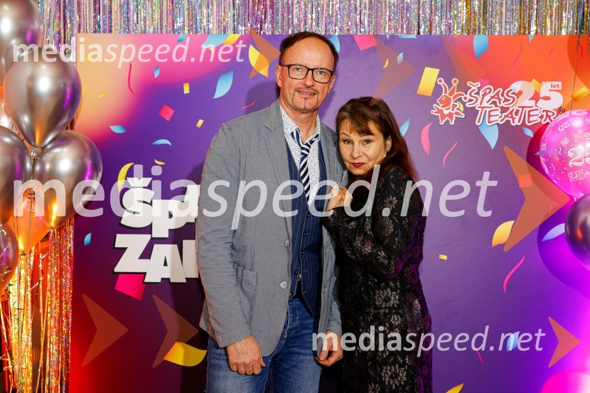  Rudolf Gas, glasbenik;  Violeta Tomić, igralka, bivša poslanka DZJubilejnih 25 let Špas teatra obeležili s premiero komedije Boeing Boeing