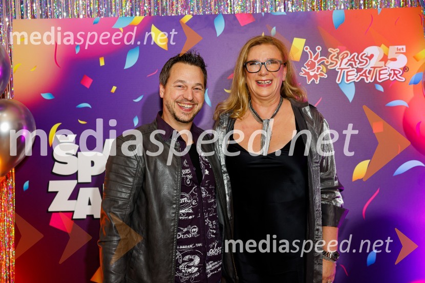  Srđan Milovanović, glasbenik;  Urša Alič, direktorica, Špas teaterJubilejnih 25 let Špas teatra obeležili s premiero komedije Boeing Boeing