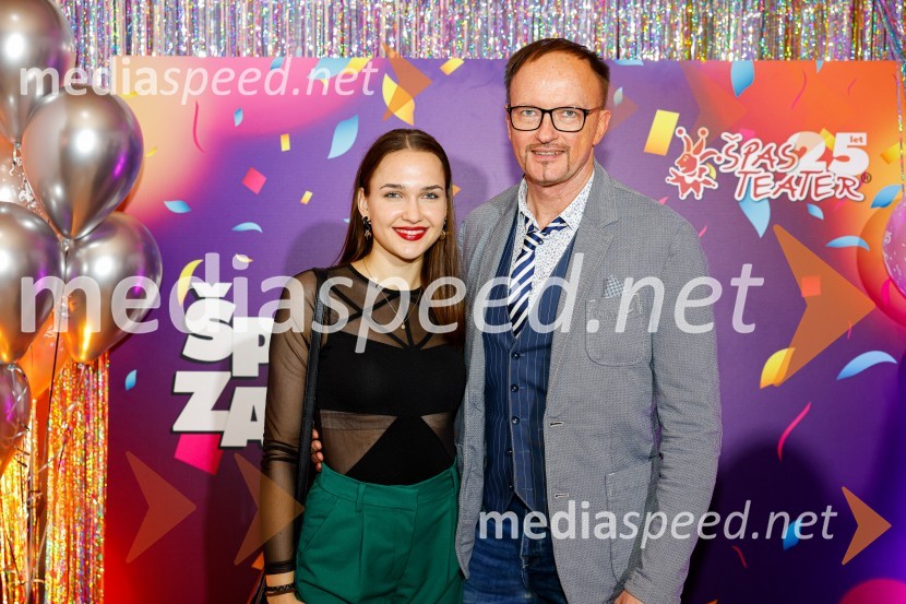  Veronika Strnad, pevka;  Rudolf Gas, glasbenikJubilejnih 25 let Špas teatra obeležili s premiero komedije Boeing Boeing