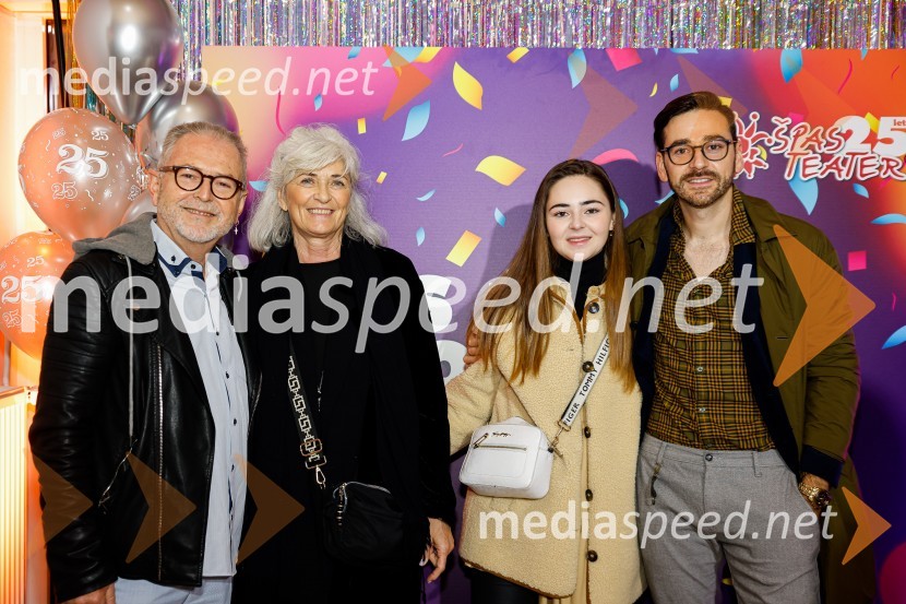  Tomaž Kozlevčar, vokalist;  Eva Kozlevčar, glasbenica;  Kim Kozlevčar;  Samo Kozlevčar, glasbenik in podjetnikJubilejnih 25 let Špas teatra obeležili s premiero komedije Boeing Boeing