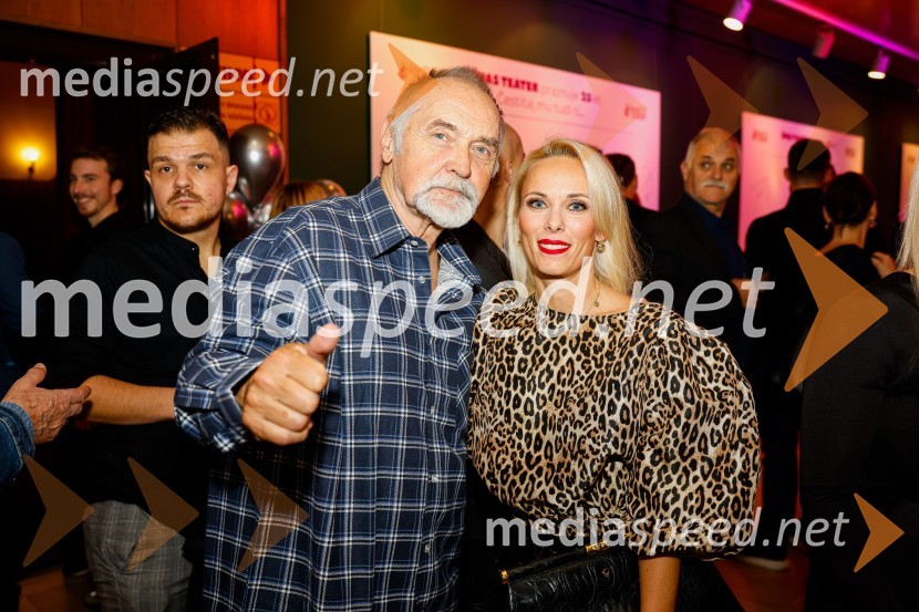  Dragan  Bulič, glasbeni urednik;  Pia Pustovrh, voditeljicaJubilejnih 25 let Špas teatra obeležili s premiero komedije Boeing Boeing