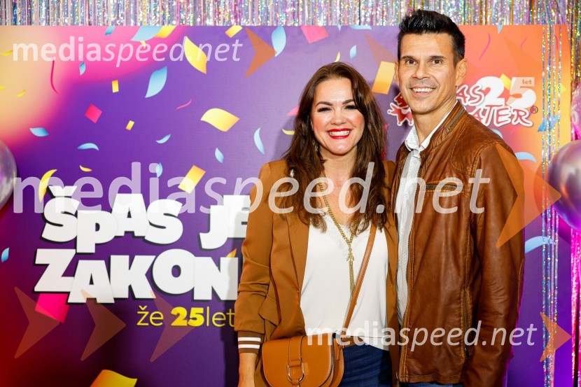  Rebeka Dremelj, pevka;  Sandi ŠkalerJubilejnih 25 let Špas teatra obeležili s premiero komedije Boeing Boeing