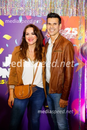  Rebeka Dremelj, pevka;  Sandi ŠkalerJubilejnih 25 let Špas teatra obeležili s premiero komedije Boeing Boeing