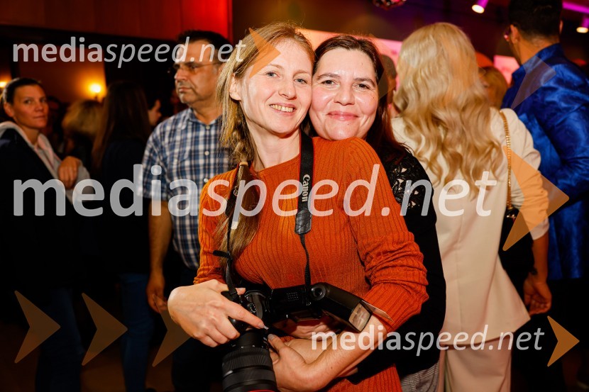  Katja Kodba, fotografinja;  Teja Pelko, novinarka, Svet24Jubilejnih 25 let Špas teatra obeležili s premiero komedije Boeing Boeing