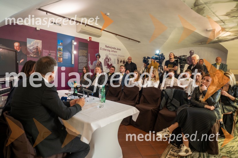 Zbrani novinarji, Pubeci in deklinePUBEC že osmo sezono piše uspešno zgodbo o povezovanju