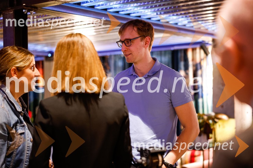  Nina Gaspari,  Provokativ;  Maja Sodja, tv voditeljica;  David Zupančič, vplivnež, pisateljŽivljenje v sivi coni, predstavitev knjige Davida Zupančiča