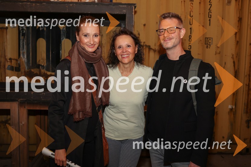  Helena Grahek, vodja marketinga in odnosi z javnostmi, Slovensko mladinsko gledališče;  Draga Potočnjak, igralka in pisateljica;  Tibor Mihelič Syed, direktor, Slovensko mladinsko gledališčeKrize, premiera predstave Slovensko mladinsko gledališče