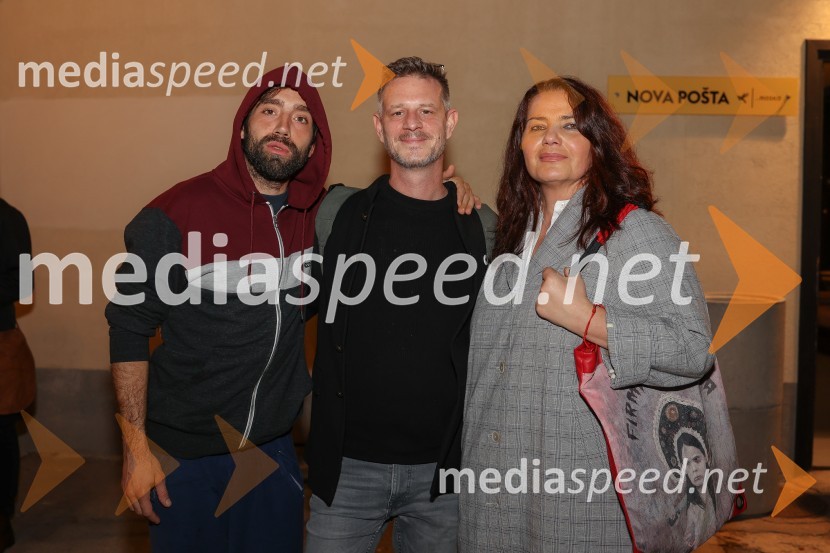  Vito Weis, igralec;  Tibor Mihelič Syed, direktor, Slovensko mladinsko gledališče; mag. Mateja Demšič, vodja oddelka za kulturo, Mestna občina LjubljanaKrize, premiera predstave Slovensko mladinsko gledališče