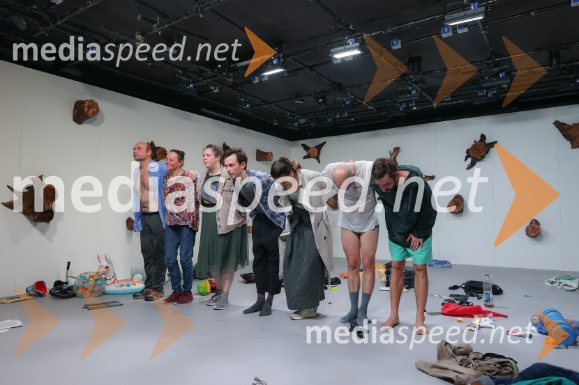  Gregor Zorc, igralec;  Draga Potočnjak, igralka in pisateljica;  Sara Dirnbek, igralka;  Klemen Kovačič, AGRFT ;  Katarina Stegnar, igralka;  Iztok Drabik Jug, igralec;  Vito Weis, igralecKrize, premiera predstave Slovensko mladinsko gledališče