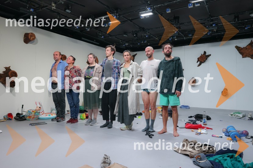  Gregor Zorc, igralec;  Draga Potočnjak, igralka in pisateljica;  Sara Dirnbek, igralka;  Klemen Kovačič, AGRFT ;  Katarina Stegnar, igralka;  Iztok Drabik Jug, igralec;  Vito Weis, igralecKrize, premiera predstave Slovensko mladinsko gledališče