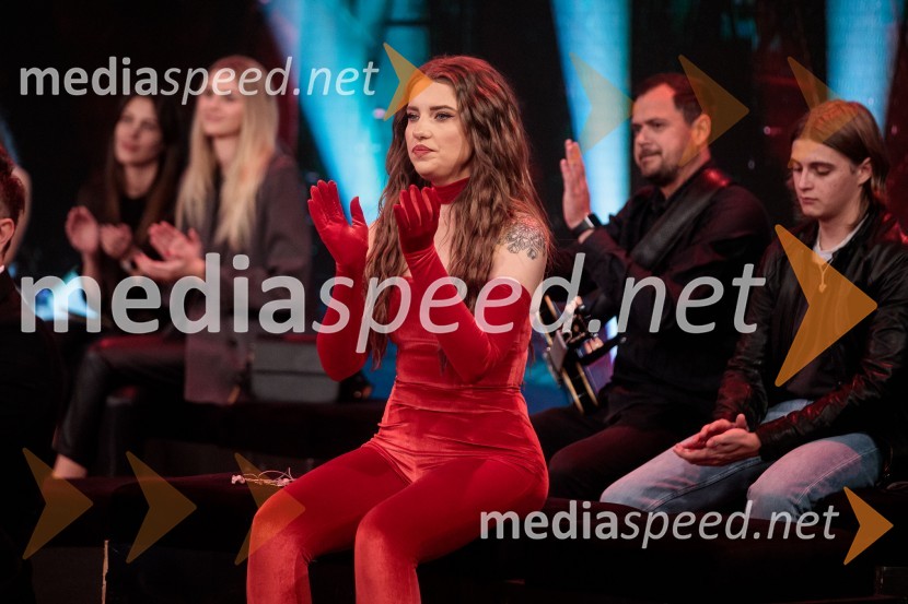  Maja Keuc, pevka, AmayaSlovenska popevka 2022 je skladba Nove slike Mie Guček