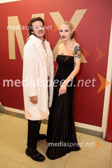  Gregor  Strasbergar, glasbena skupina MRFY;  Sara Briški Cirman - Raiven, pevka, harfistkaSlovenska popevka 2022 je skladba Nove slike Mie Guček