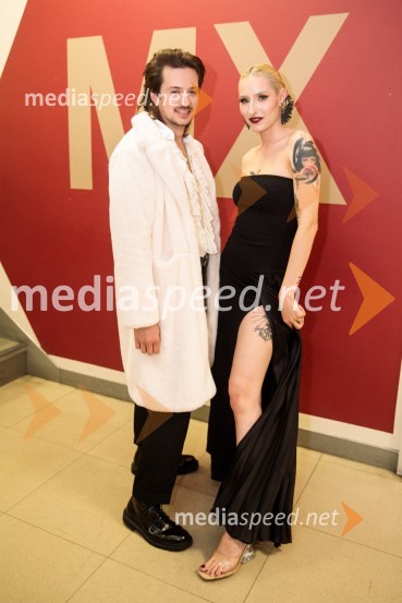  Gregor  Strasbergar, glasbena skupina MRFY;  Sara Briški Cirman - Raiven, pevka, harfistkaSlovenska popevka 2022 je skladba Nove slike Mie Guček