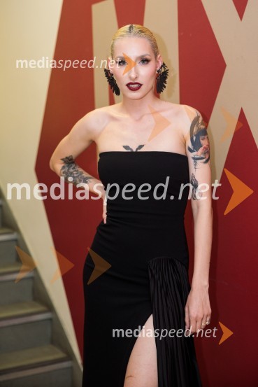  Sara Briški Cirman - Raiven, pevka, harfistkaSlovenska popevka 2022 je skladba Nove slike Mie Guček