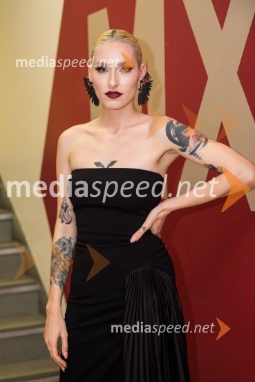  Sara Briški Cirman - Raiven, pevka, harfistkaSlovenska popevka 2022 je skladba Nove slike Mie Guček