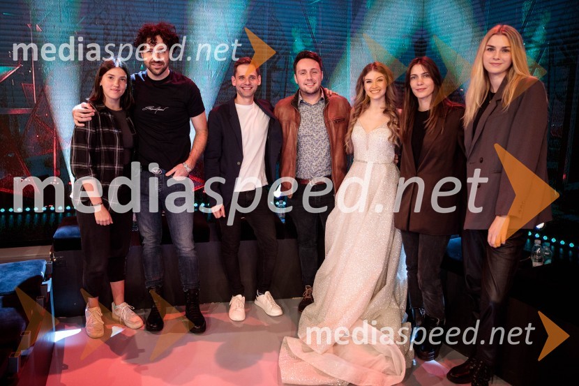  ... ;  ... ;  ... ;  Alex Volasko, pevec;  Saša Lešnjek, pevka, igralka;  Nina Hauptman;  ... Slovenska popevka 2022 je skladba Nove slike Mie Guček