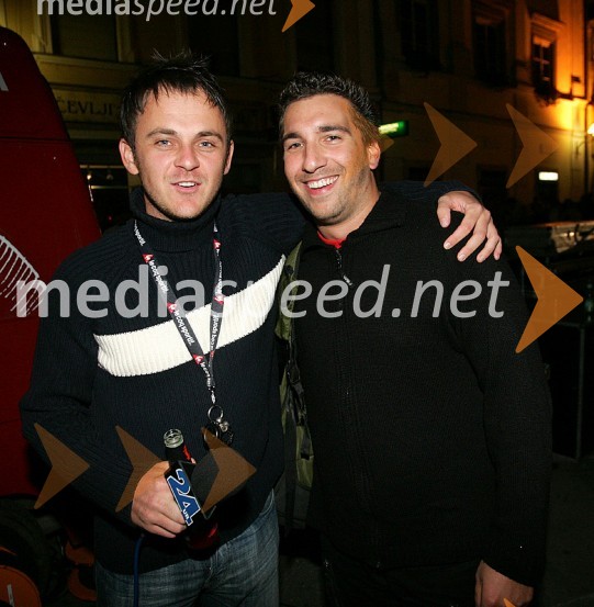 Andrej Bauman, vodja prireditev pri časopisu Dobro jutro in Boštjan Dermol, pevec skupine NudeRadio center, koncert  2004