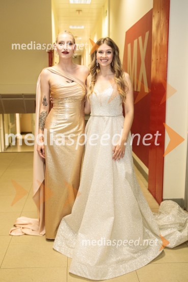  Sara Briški Cirman - Raiven, pevka, harfistka;  Saša Lešnjek, pevka, igralkaSlovenska popevka 2022 je skladba Nove slike Mie Guček