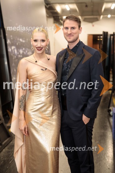  Sara Briški Cirman - Raiven, pevka, harfistka;  Gregor Ravnik, pevecSlovenska popevka 2022 je skladba Nove slike Mie Guček