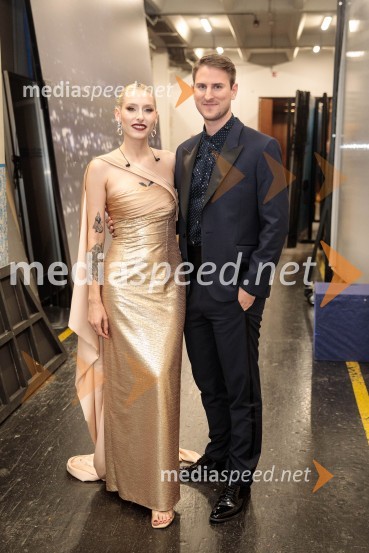  Sara Briški Cirman - Raiven, pevka, harfistka;  Gregor Ravnik, pevecSlovenska popevka 2022 je skladba Nove slike Mie Guček