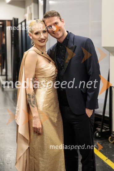  Sara Briški Cirman - Raiven, pevka, harfistka;  Gregor Ravnik, pevecSlovenska popevka 2022 je skladba Nove slike Mie Guček