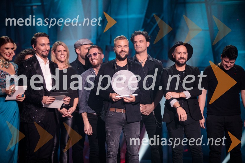  Nina Osenar Kontrec, pevka, voditeljica, model;  Jure Kopušar, igralec;  Sandra Feketija, pevka;  Simon Markežič;  Marko Hrvatin, kitarist;  Tomaž Boškin, glasbenik;  Jan Baruca- Yan Baray;  Mitja Bobič, glasbenik;  Marko Toskan, GedoreSlovenska popevka 2022 je skladba Nove slike Mie Guček