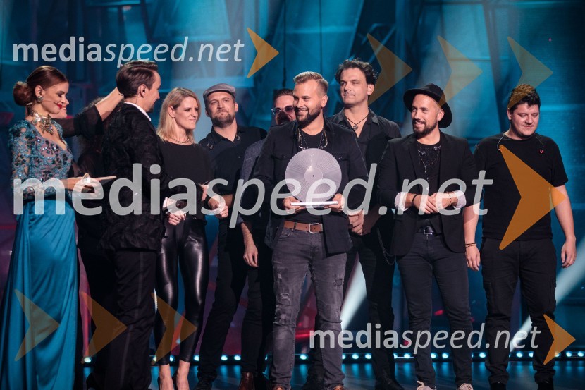  Nina Osenar Kontrec, pevka, voditeljica, model;  Jure Kopušar, igralec;  Sandra Feketija, pevka;  Simon Markežič;  Marko Hrvatin, kitarist;  Tomaž Boškin, glasbenik;  Jan Baruca- Yan Baray;  Mitja Bobič, glasbenik;  Marko Toskan, GedoreSlovenska popevka 2022 je skladba Nove slike Mie Guček