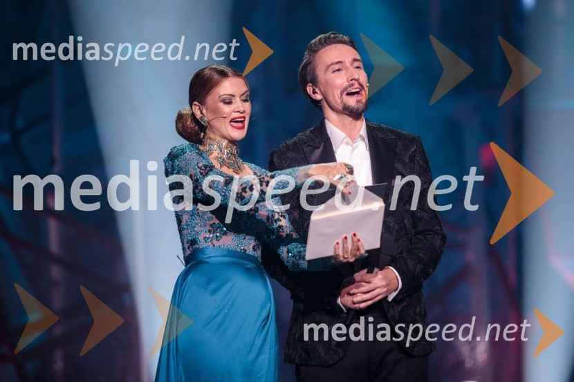  Nina Osenar Kontrec, pevka, voditeljica, model;  Jure Kopušar, igralecSlovenska popevka 2022 je skladba Nove slike Mie Guček