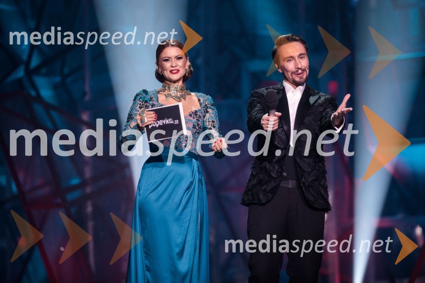  Nina Osenar Kontrec, pevka, voditeljica, model;  Jure Kopušar, igralecSlovenska popevka 2022 je skladba Nove slike Mie Guček