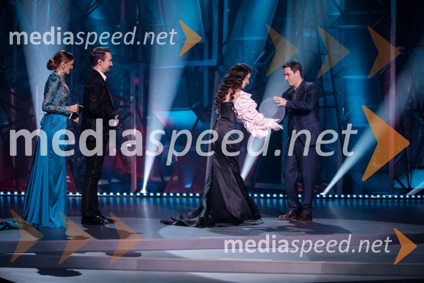  Nina Osenar Kontrec, pevka, voditeljica, model;  Jure Kopušar, igralec;  Mia Guček, pevka;  ... Slovenska popevka 2022 je skladba Nove slike Mie Guček