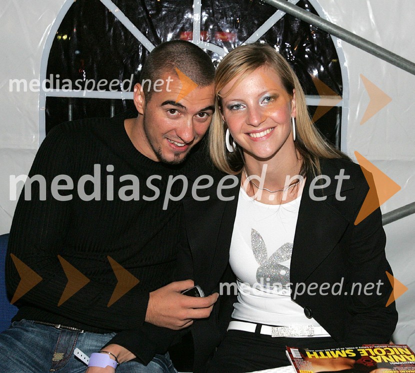 Marko Potrč, voditelj oddaje Svet na Kanalu s spremljevalkoRadio center, koncert  2004