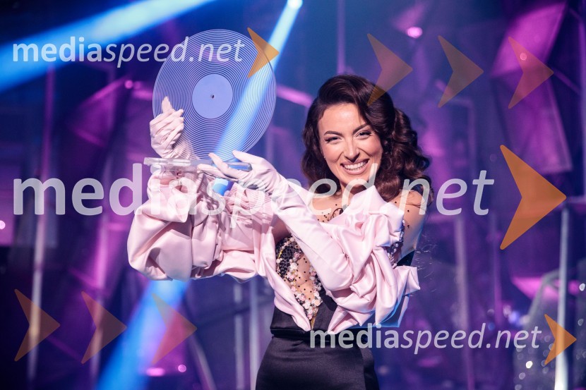  Mia Guček, pevkaSlovenska popevka 2022 je skladba Nove slike Mie Guček