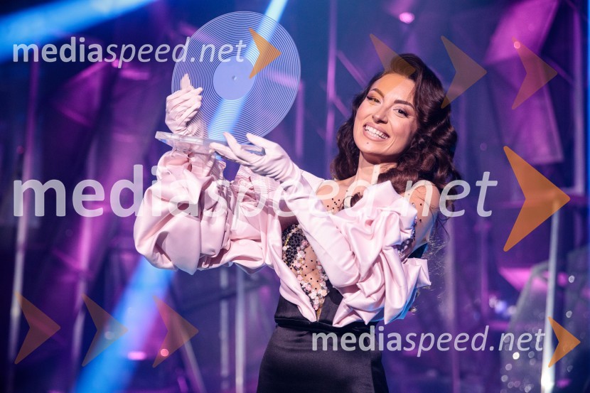  Mia Guček, pevkaSlovenska popevka 2022 je skladba Nove slike Mie Guček