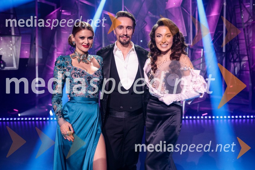  Nina Osenar Kontrec, pevka, voditeljica, model;  Jure Kopušar, igralec;  Mia Guček, pevkaSlovenska popevka 2022 je skladba Nove slike Mie Guček