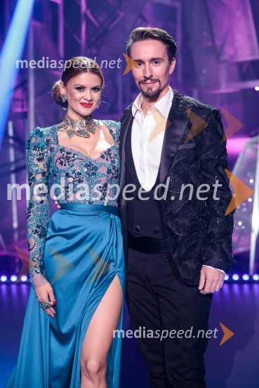  Nina Osenar Kontrec, pevka, voditeljica, model;  Jure Kopušar, igralecSlovenska popevka 2022 je skladba Nove slike Mie Guček