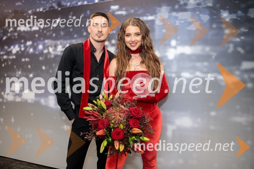  Tim Klemenčič, plesalec;  Maja Keuc, pevka, AmayaSlovenska popevka 2022 je skladba Nove slike Mie Guček