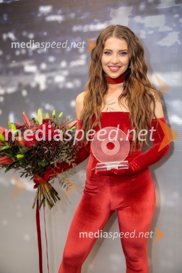  Maja Keuc, pevka, AmayaSlovenska popevka 2022 je skladba Nove slike Mie Guček